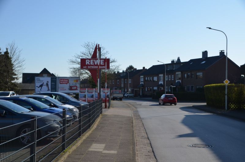 Kullenweg 100 /Rewe/rts von Einfahrt (quer zur Str)