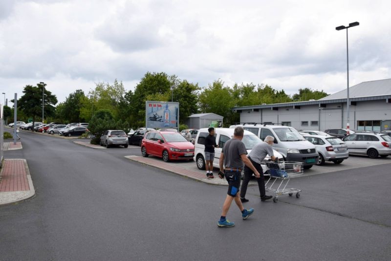 Willy-Muhle-Str. 25 /Kaufland/lks vom Eing/Sicht Eingang