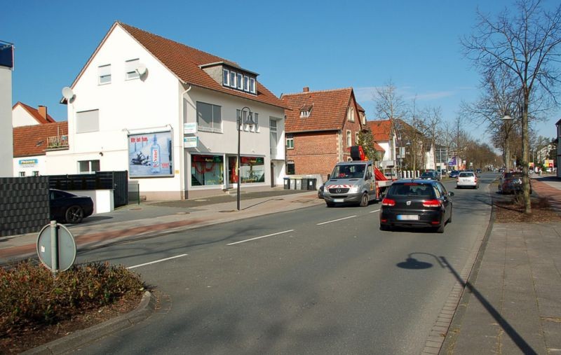 Bielefelder Str. 25/Zufahrt Netto (quer am Giebel)