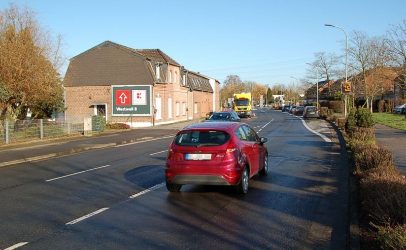 Krefelder Str. 40/Zufahrt Aldi (quer am Giebel)