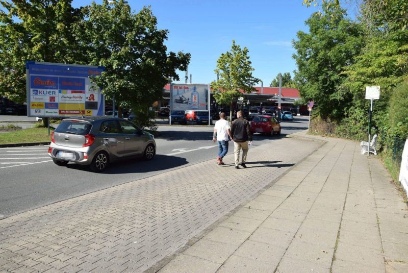 Plöner Landstr. 8-10 /Famila/Einfahrt/Sicht Einfahrt