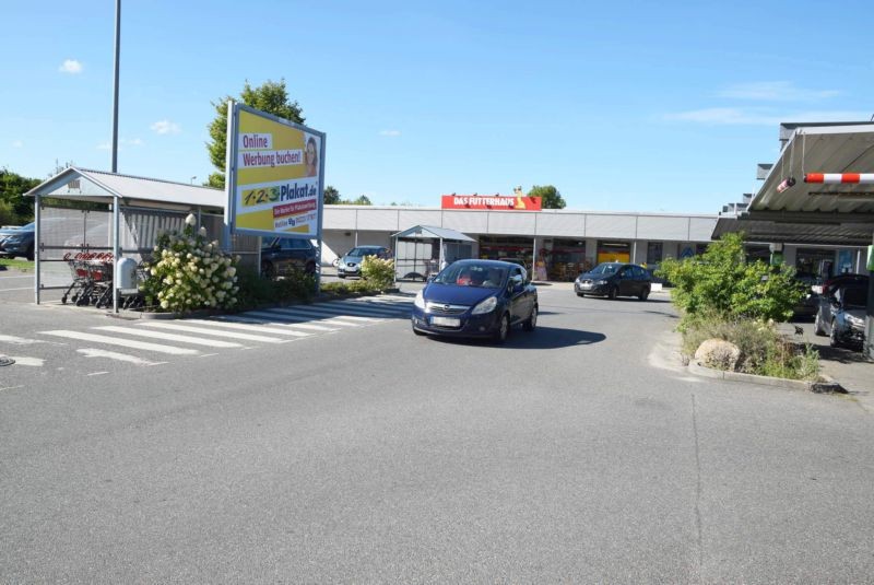 Plöner Landstr. 8-10 /Famila/Zufahrt/Höhe Aldi + Futterhaus