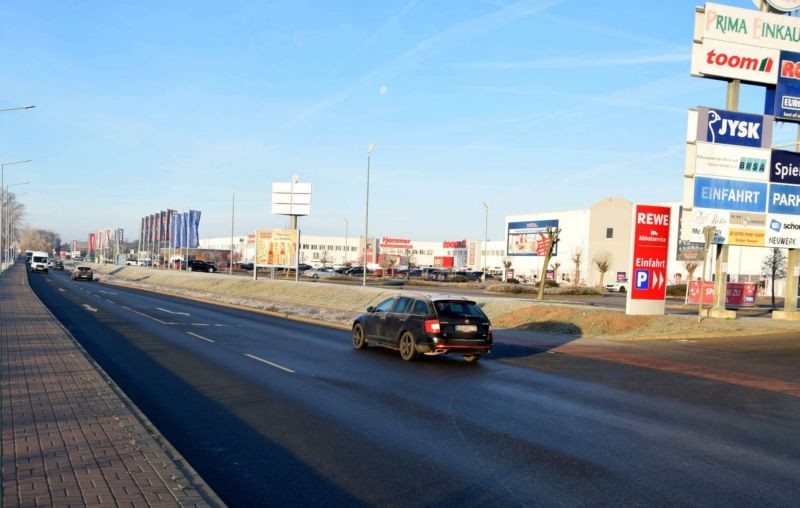 Kalistr. 11 /Rewe/PEP Bernburg/nh. Einfahrt (rts)