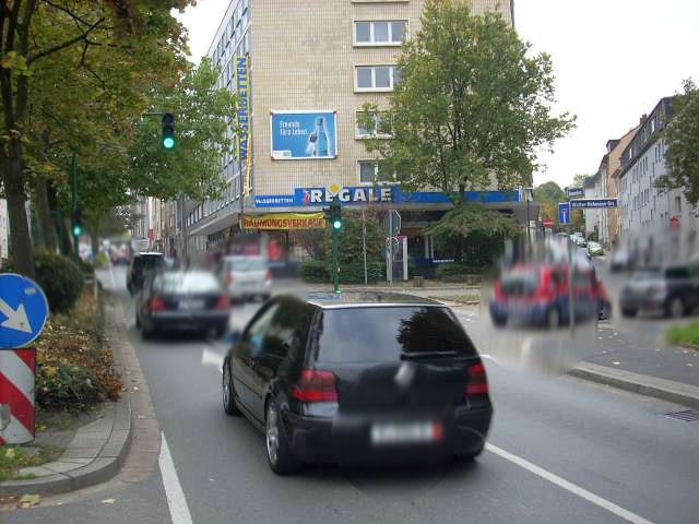 Bismarckstr. 18-22 (L 451)  / Walter-Hohmann-Str. quer