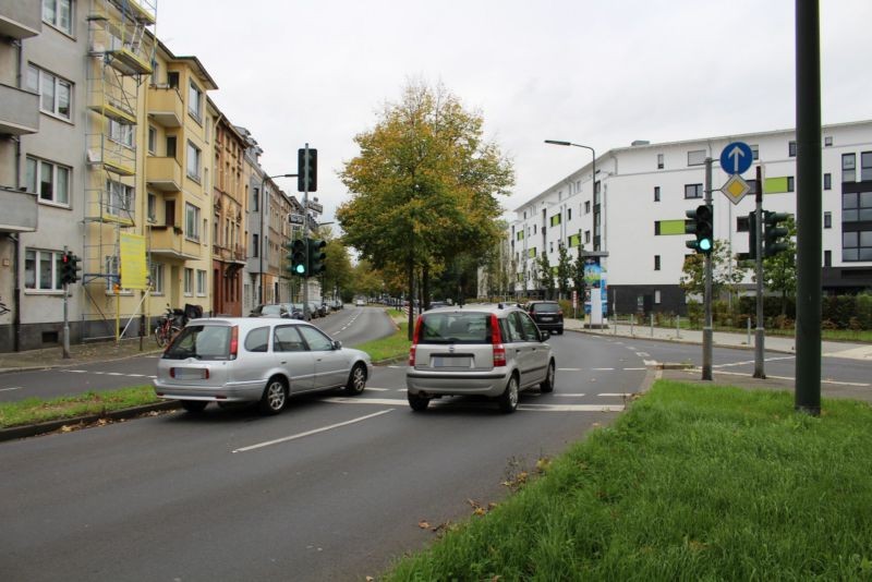 Karl-Geusen-Str. 208-210 ggü. Klein-Eller