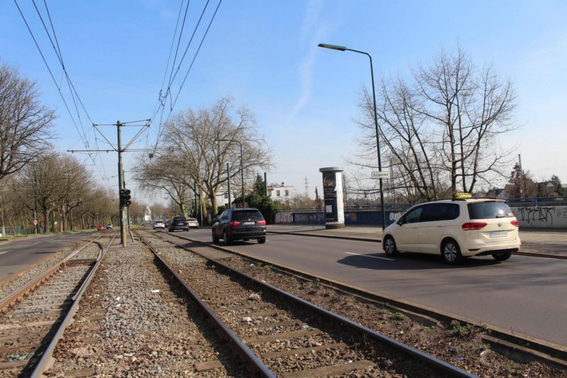 Karl-Geusen-Str. 105 auf Bahnbrücke staw.