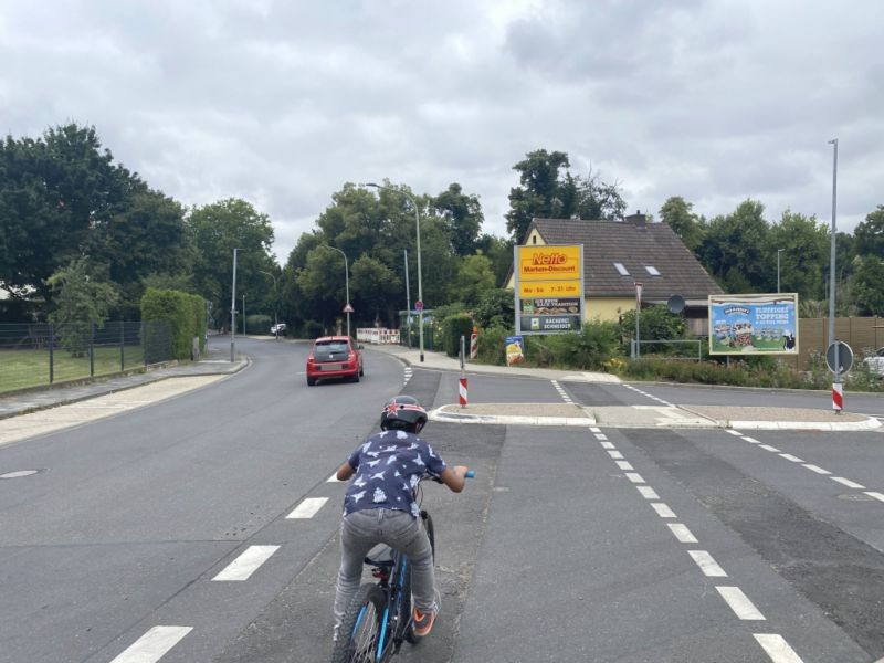 Kastanienweg   1/Bahnhofstr. re. quer Netto