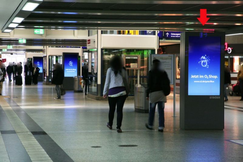 Hbf, Hauptpassage, zw. den 6 Aufzügen, 1