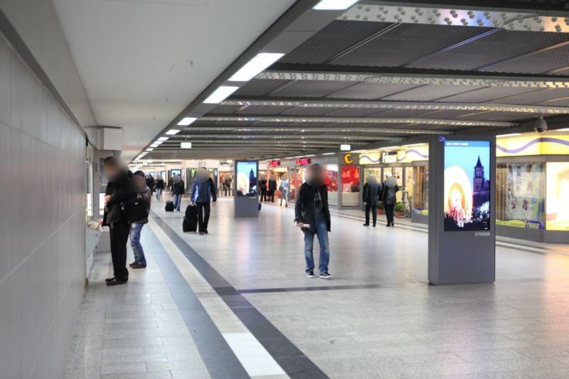 Hbf, Hauptpassage, zw. den 6 Aufzügen, 2