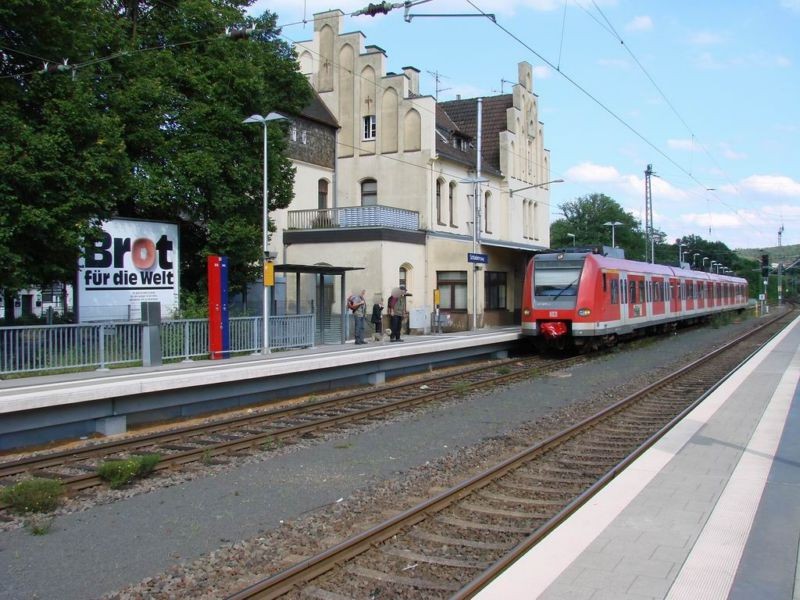 Waldbröler Str Bf Schladern re. Gleis 1/Falkenweg