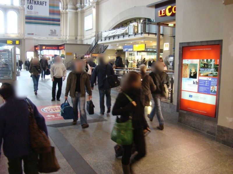 Hbf, EH, linker Zugang zur Passage, li. Wand